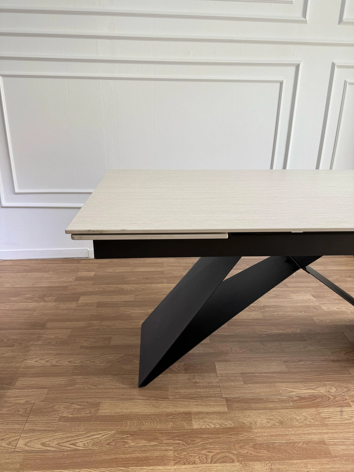 Tavolo Darren Allungabile 160-260 cm – Piano in Ceramica e Struttura a W in Metallo