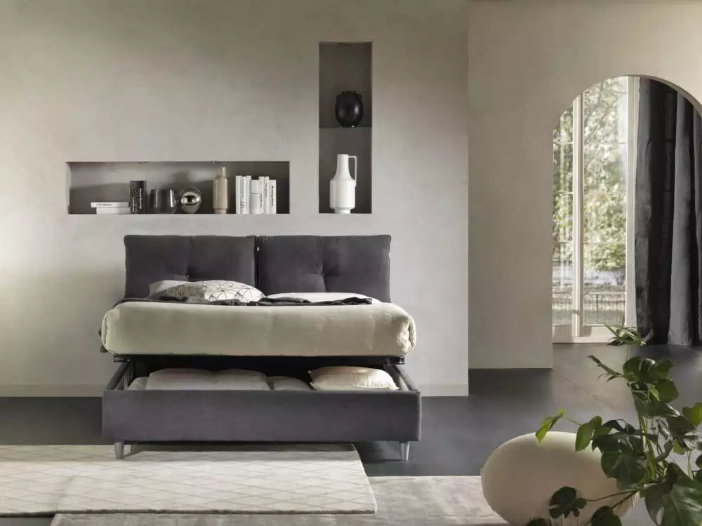 Letto Matrimoniale Milano con Contenitore in Ecopelle – Testata con Cuscini Removibili e Design Moderno