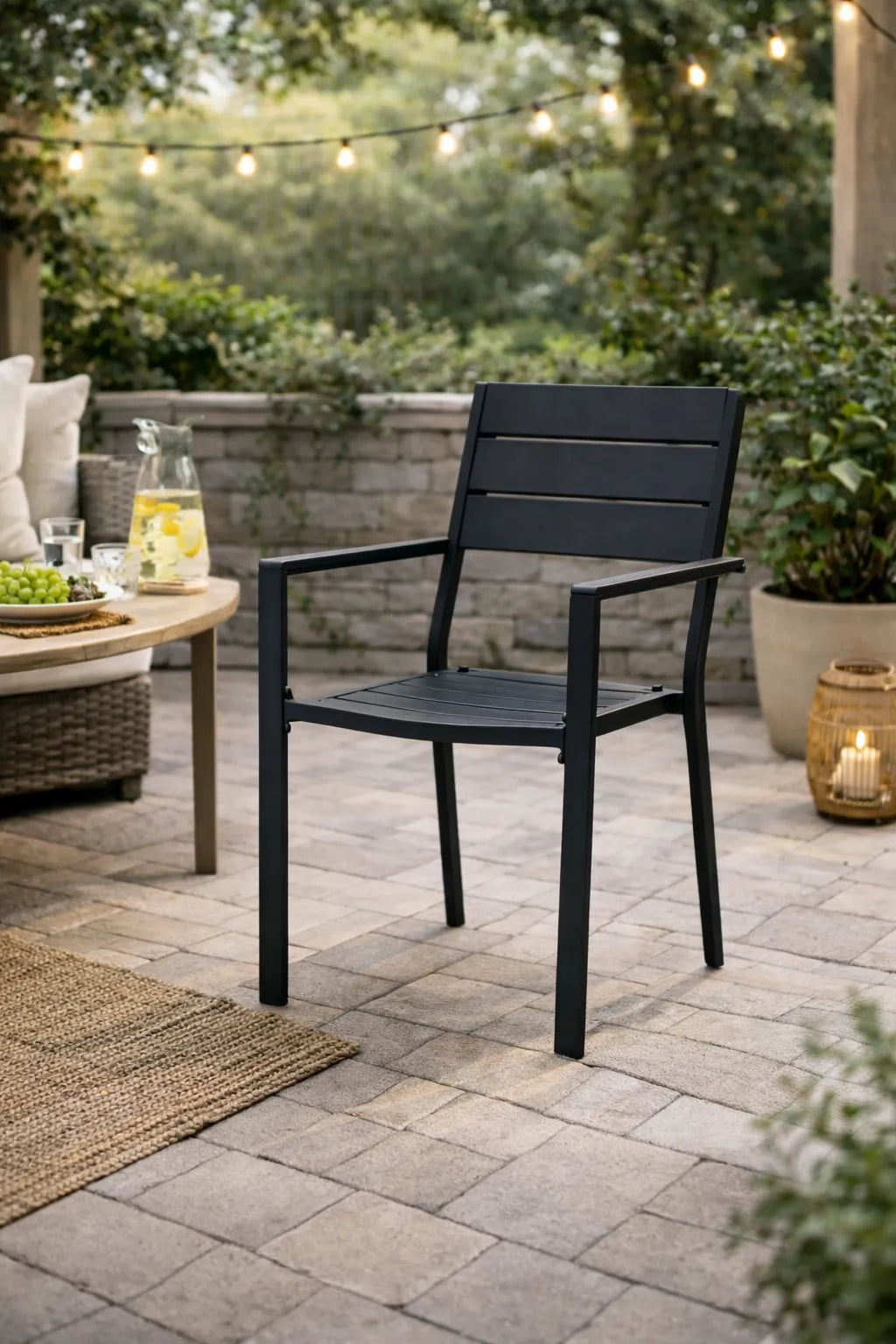 Sedia da giardino Oregon in HDPE effetto legno con struttura in acciaio nero