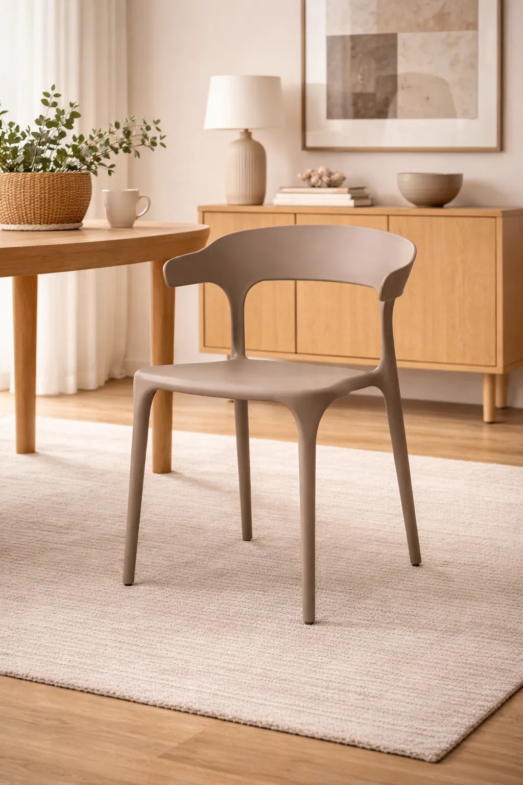 Sedia Francesca moderna in polipropilene color fango con design minimalista