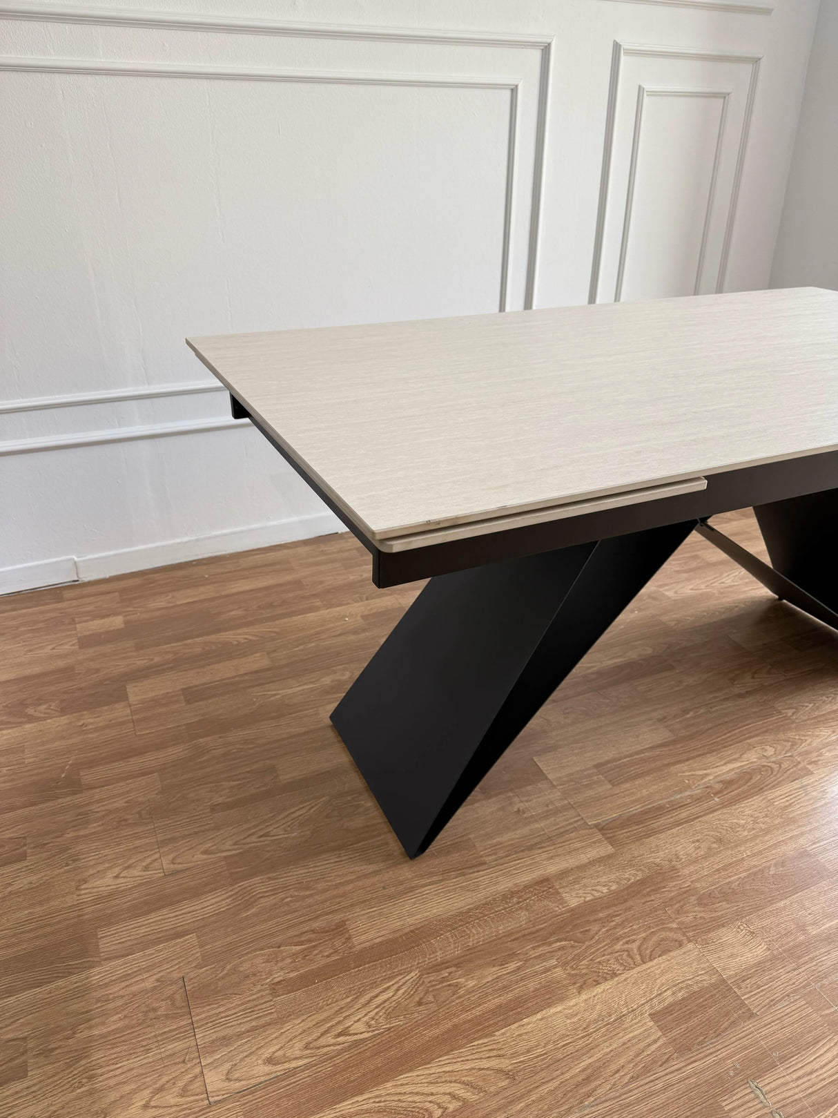 Tavolo Darren Allungabile 160-260 cm – Piano in Ceramica e Struttura a W in Metallo