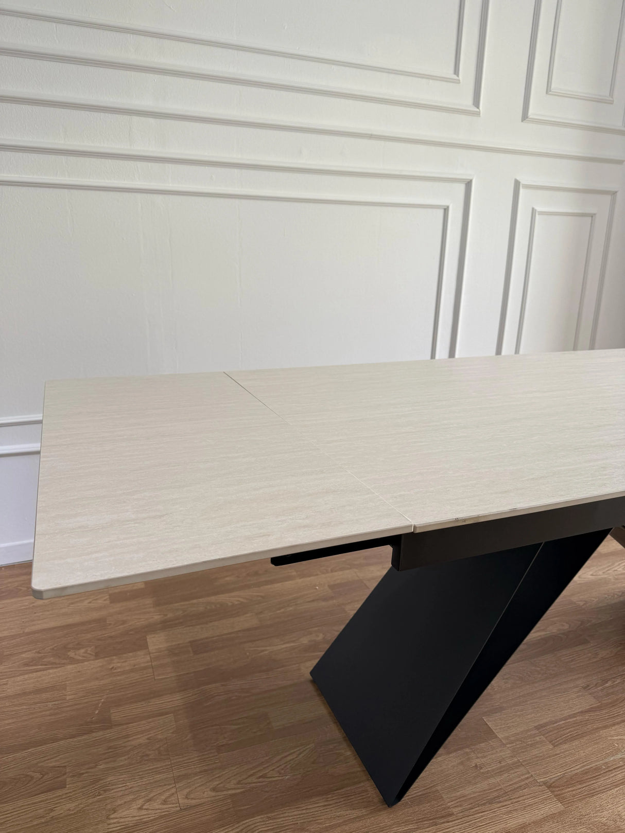 Tavolo Darren Allungabile 160-260 cm – Piano in Ceramica e Struttura a W in Metallo