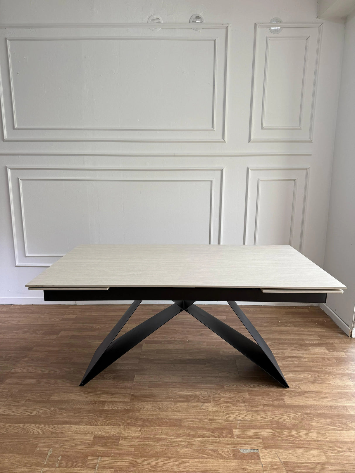 Tavolo Darren Allungabile 160-260 cm – Piano in Ceramica e Struttura a W in Metallo