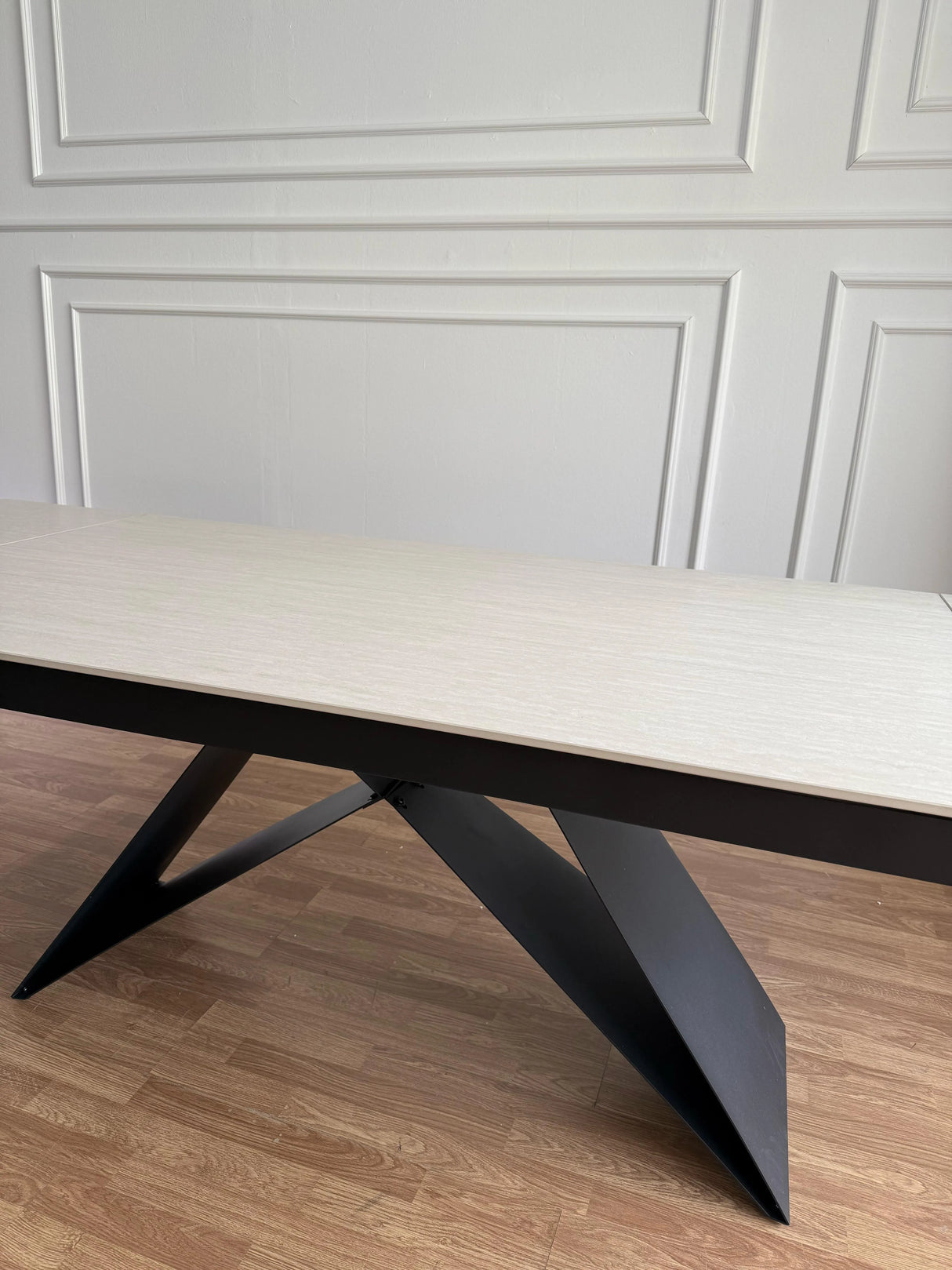 Tavolo Darren Allungabile 160-260 cm – Piano in Ceramica e Struttura a W in Metallo