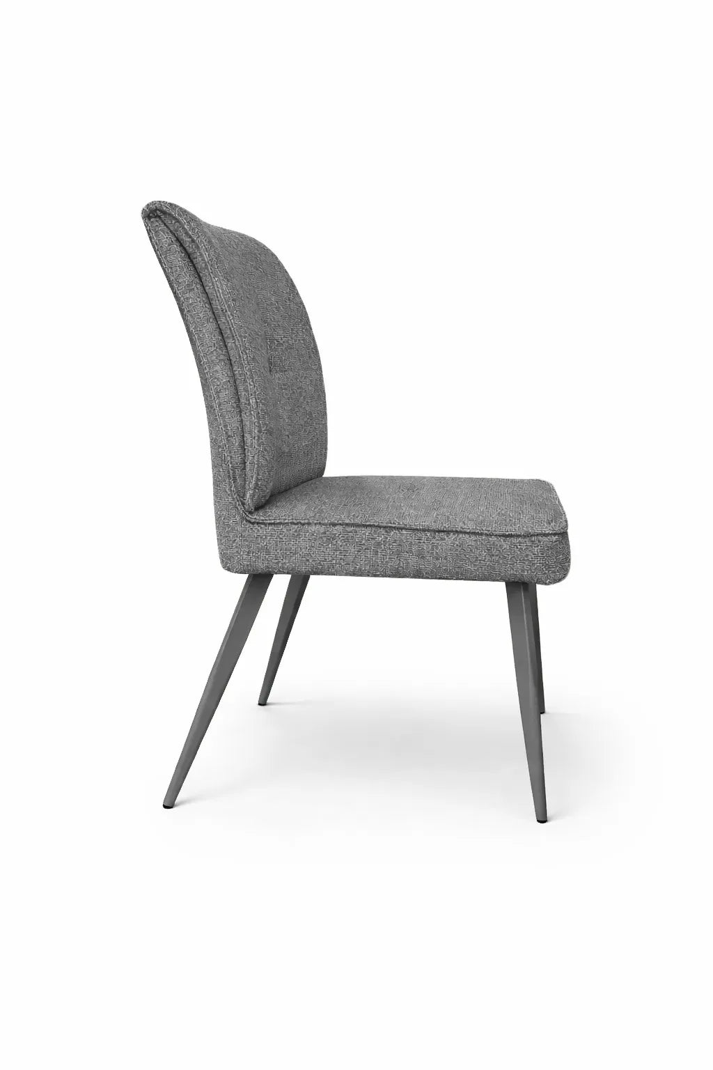 Sedia Eva rivestita in tessuto tortora o grigio con gambe in metallo verniciato.