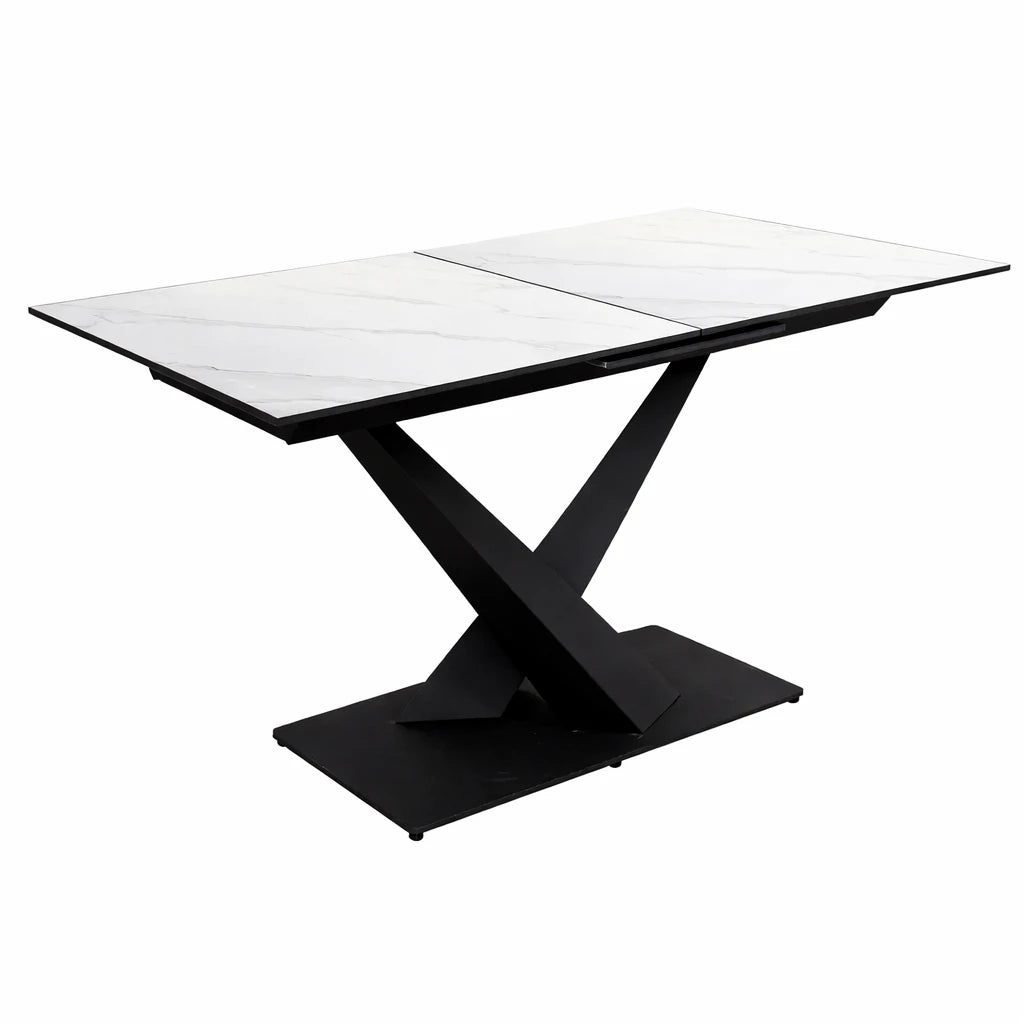 Tavolo allungabile Oliver con piano in ceramica effetto marmo bianco e base incrociata in metallo nero