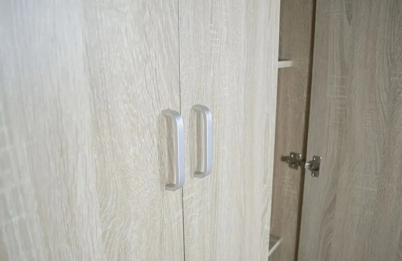 Armadio moderno a 3 ante e 2 cassetti con chiusura soft-close e tubo appendiabiti, ideale per camere da letto eleganti e funzionali.