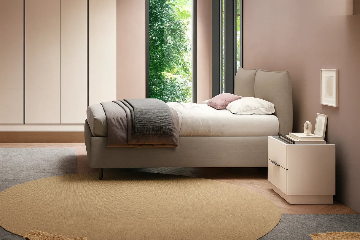 Camera da letto moderna Sakura con letto contenitore e armadio battente cachemire con maniglie antracite