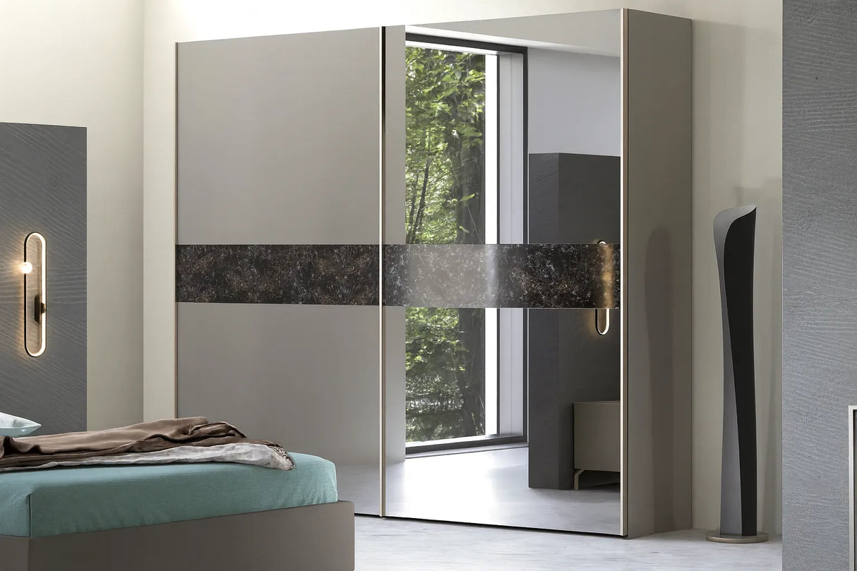 Camera da letto moderna Torino con letto contenitore e armadio scorrevole effetto pelle tortora chiaro