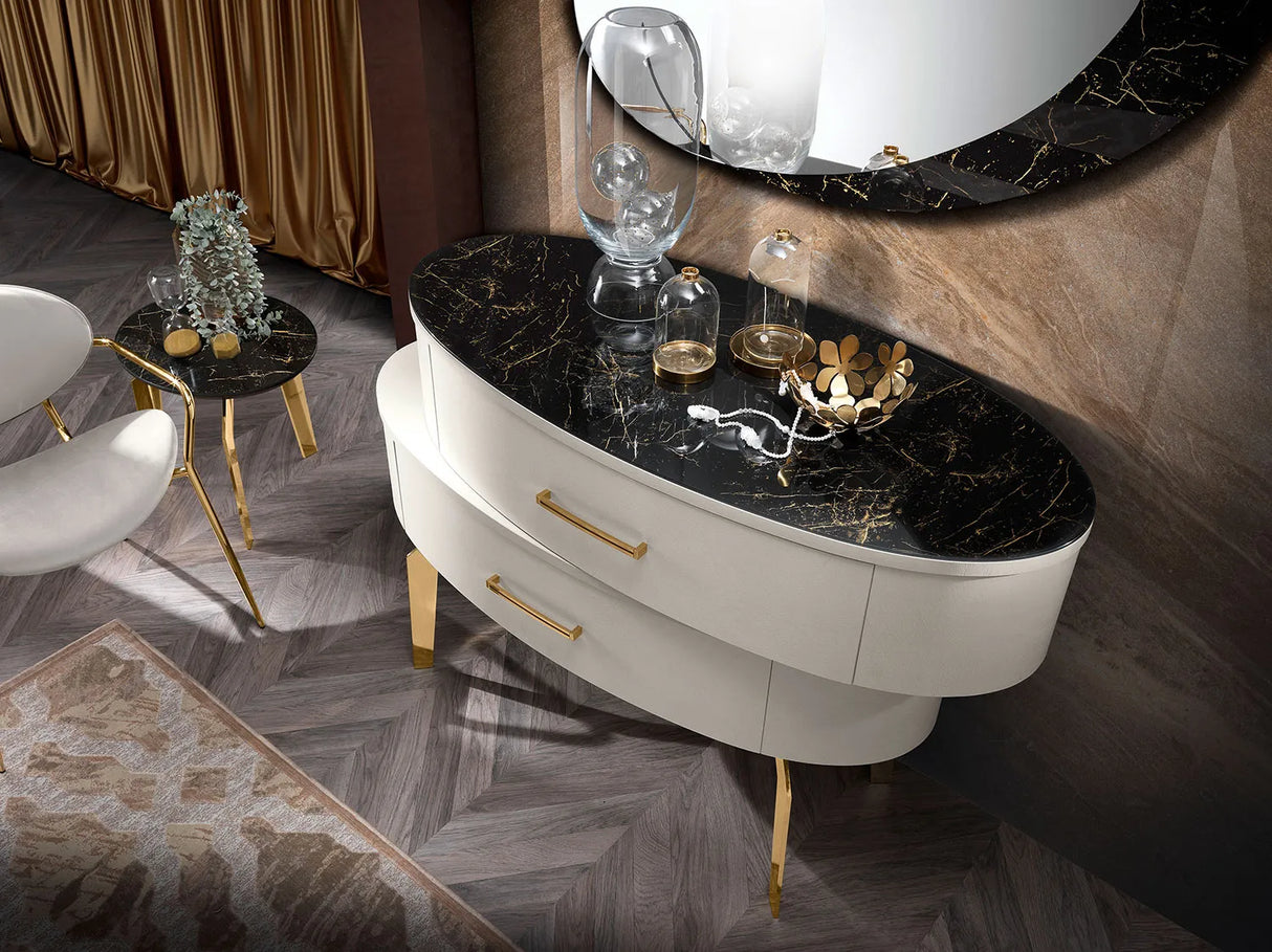 Camera da letto Movida Luxury con letto contenitore in velluto, armadio scorrevole a specchio, comò e comodini con dettagli oro, design glamour Made in Italy.