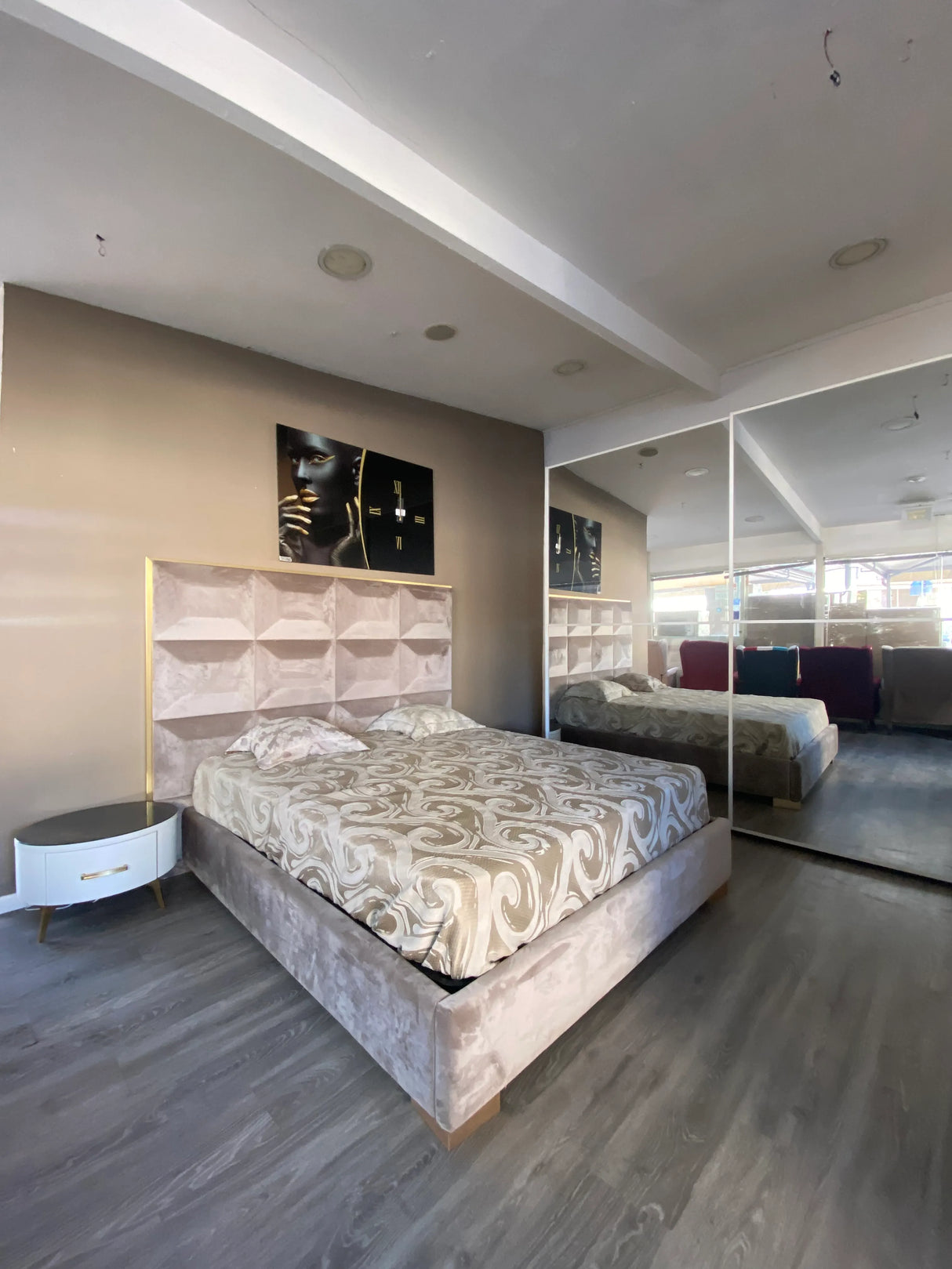 Camera da letto Movida Luxury con letto contenitore in velluto, armadio scorrevole a specchio, comò e comodini con dettagli oro, design glamour Made in Italy.