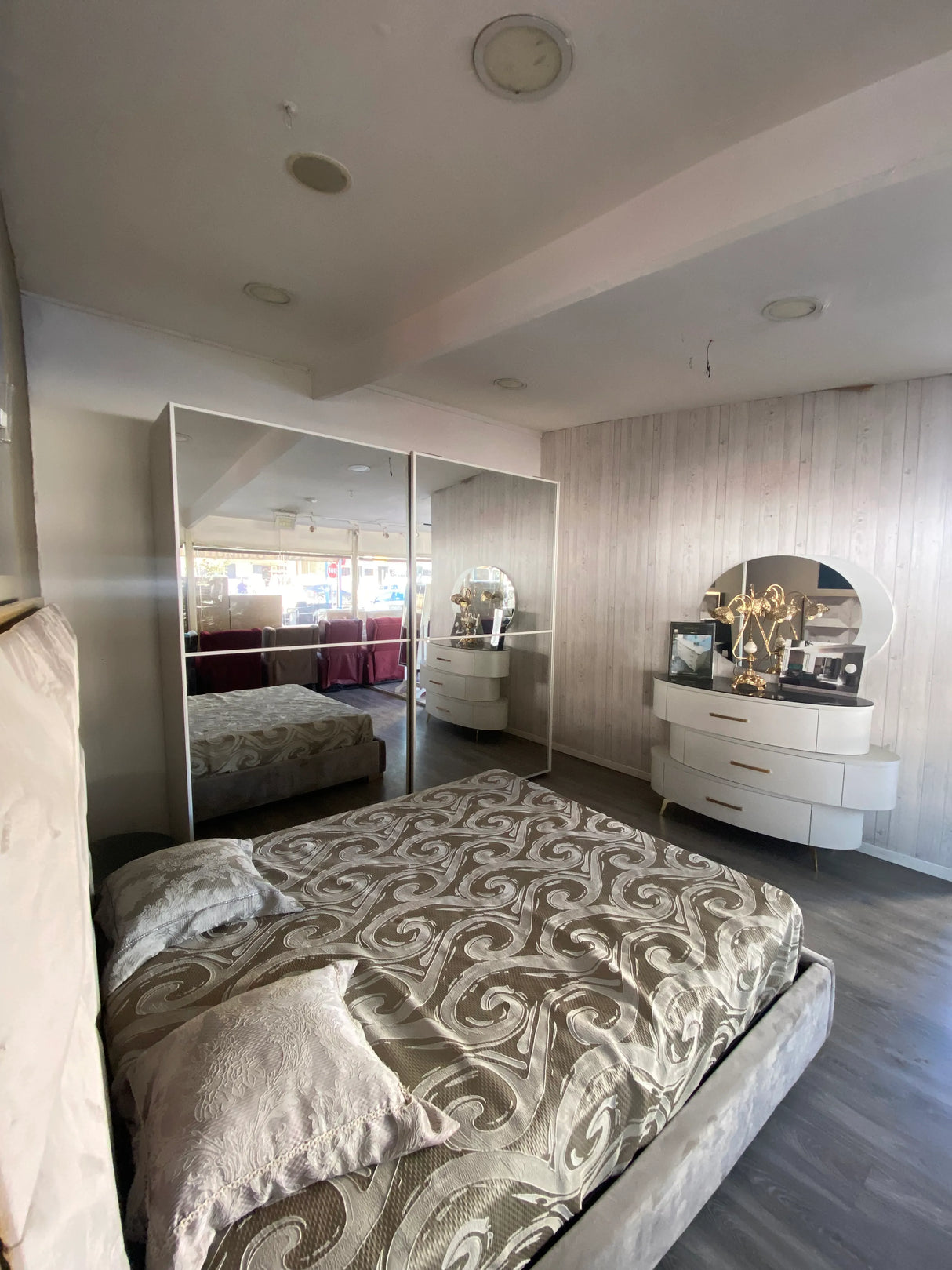 Camera da letto Movida Luxury con letto contenitore in velluto, armadio scorrevole a specchio, comò e comodini con dettagli oro, design glamour Made in Italy.