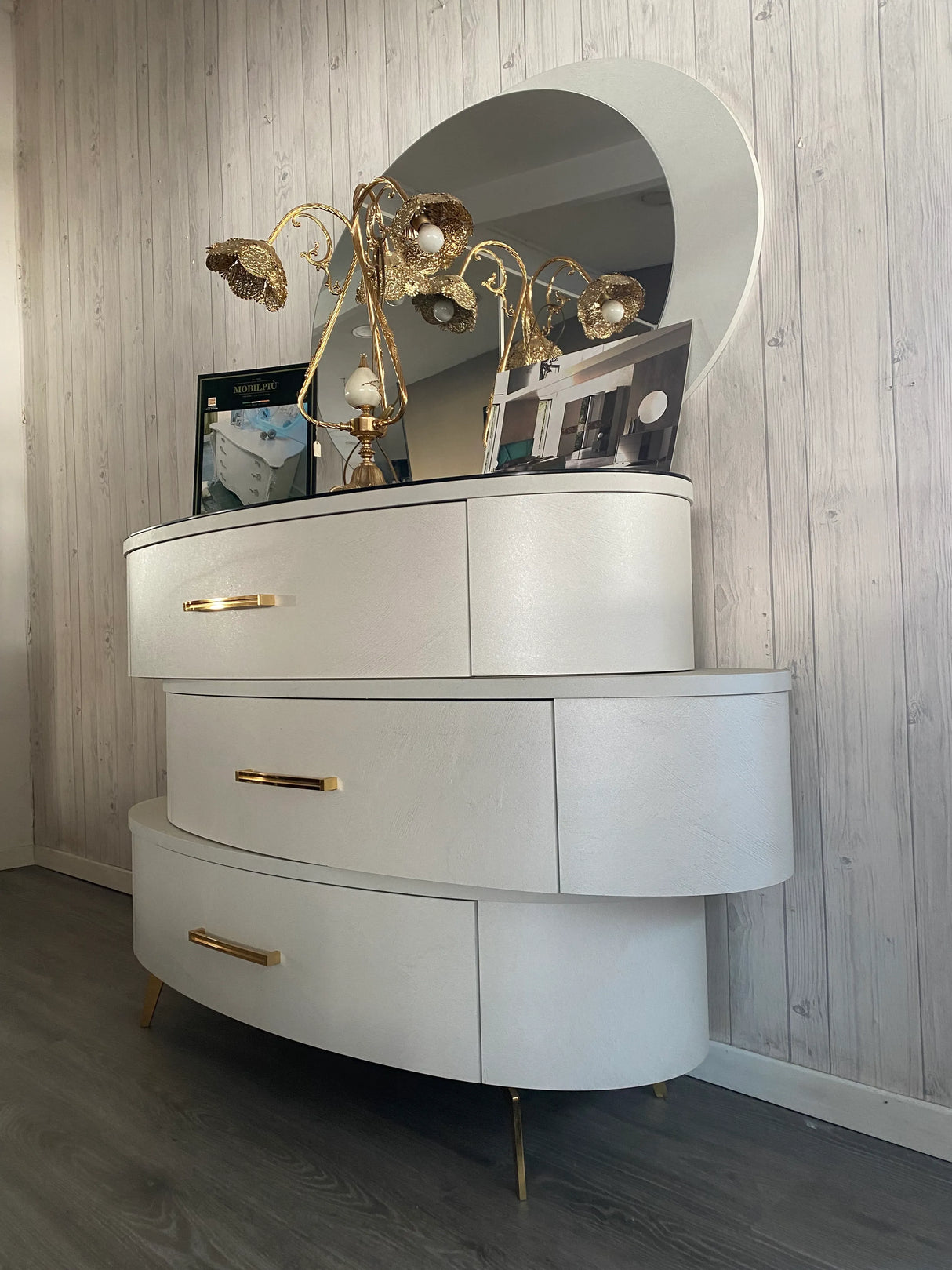 Camera da letto Movida Luxury con letto contenitore in velluto, armadio scorrevole a specchio, comò e comodini con dettagli oro, design glamour Made in Italy.