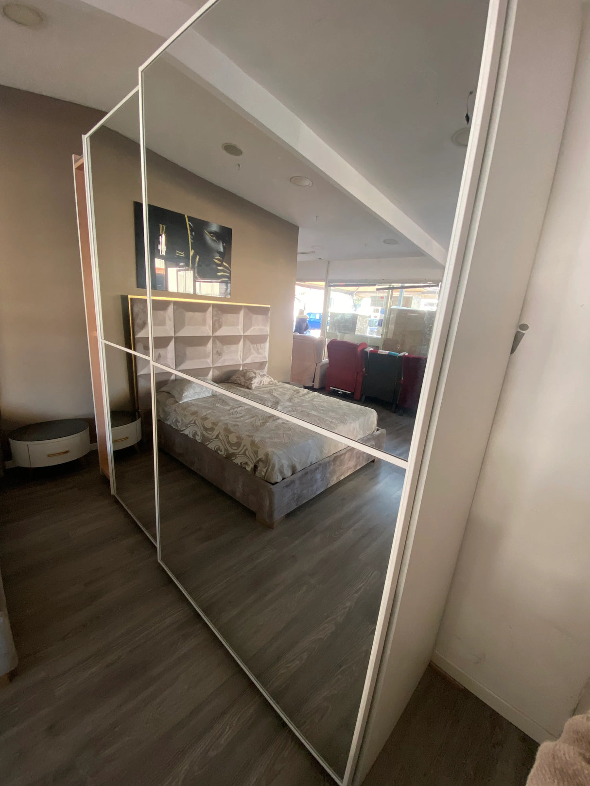 Camera da letto Movida Luxury con letto contenitore in velluto, armadio scorrevole a specchio, comò e comodini con dettagli oro, design glamour Made in Italy.