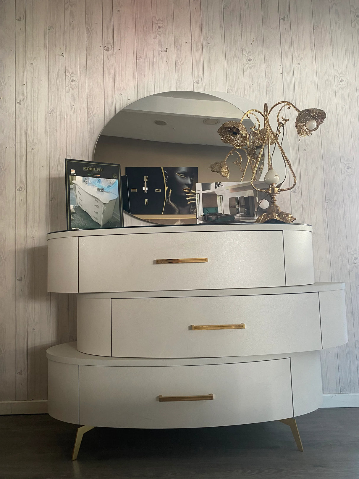 Camera da letto Movida Luxury con letto contenitore in velluto, armadio scorrevole a specchio, comò e comodini con dettagli oro, design glamour Made in Italy.