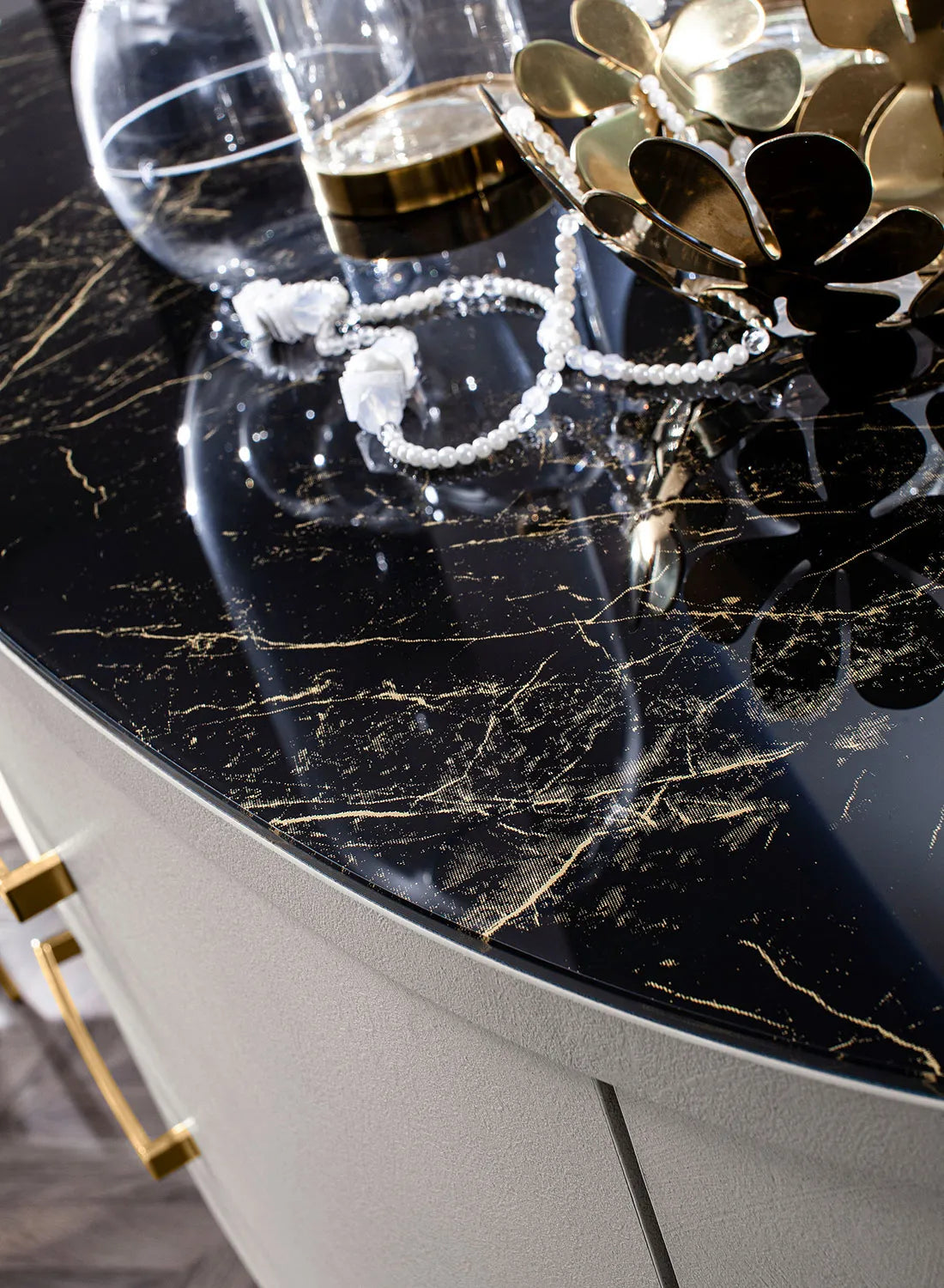 Camera da letto Movida Luxury con letto contenitore in velluto, armadio scorrevole a specchio, comò e comodini con dettagli oro, design glamour Made in Italy.