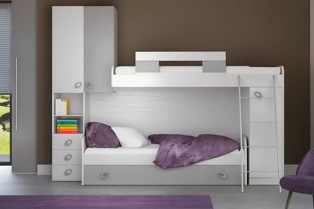 Cameretta Ixora Soppalco in finitura bianco frassinato e grigio con due letti, armadi integrati e scala frontale.