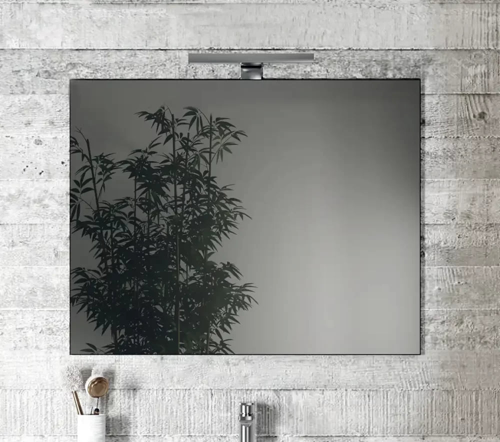 Composizione bagno sospesa modello Brigitte con lavabo in ceramica, base con cassetti effetto millerighe e specchio filo lucido.