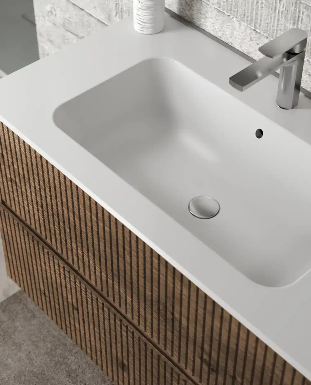 Composizione bagno sospesa modello Brigitte con lavabo in ceramica, base con cassetti effetto millerighe e specchio filo lucido.