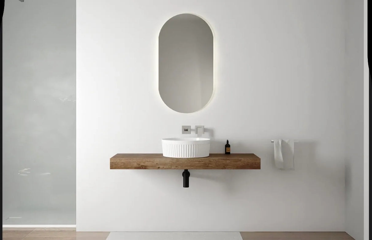 Composizione bagno Victoria con mensolone da 100 cm, lavabo in ceramica Line, specchio filo lucido e madia laterale. Design moderno e raffinato.