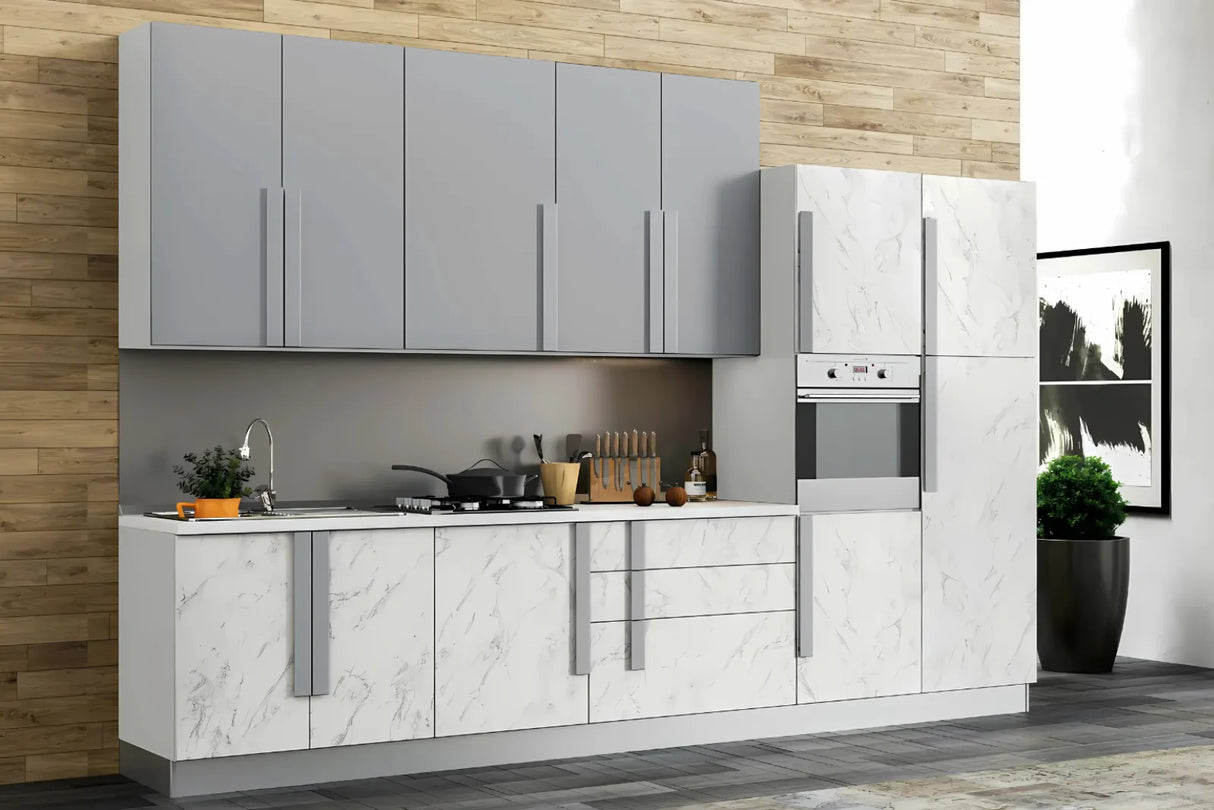 Cucina ELBA 360 cm moderna con colonne effetto marmo e pensili grigio chiaro