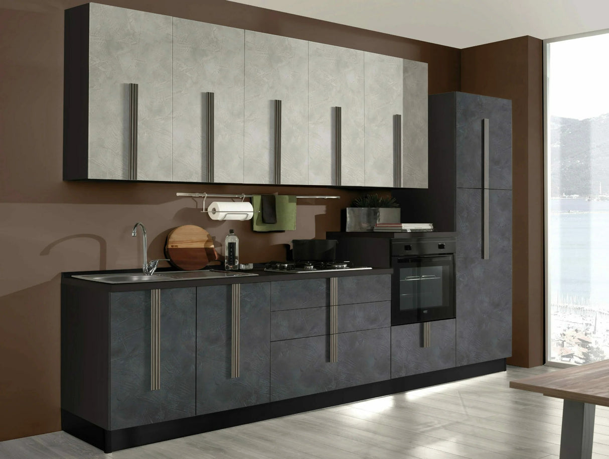 Cucina Maia 300 cm moderna con finitura spatolato ghisa e gesso, completa di elettrodomestici