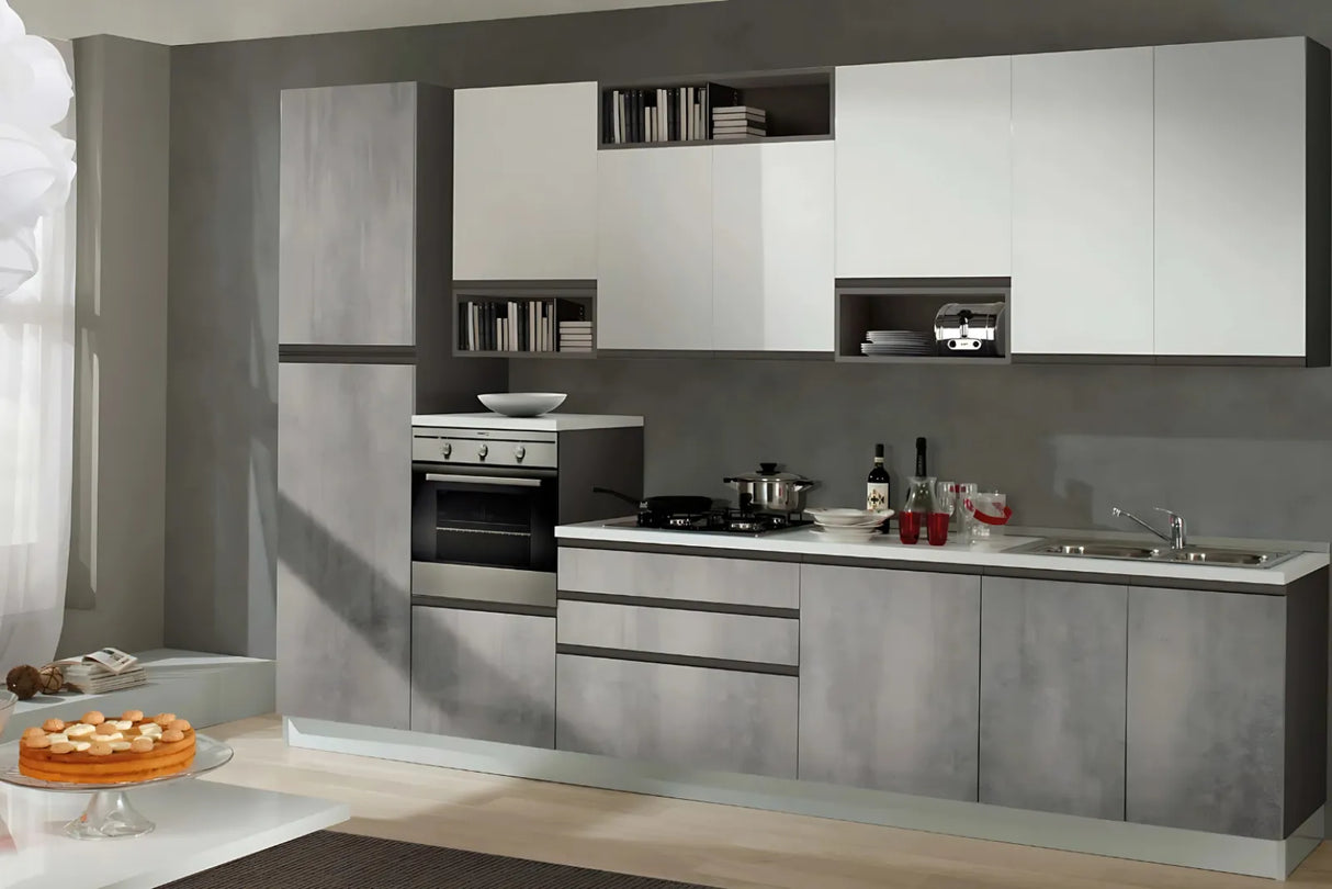Cucina Prisma 360 cm con pensili bianco gesso e basi cemento chiaro