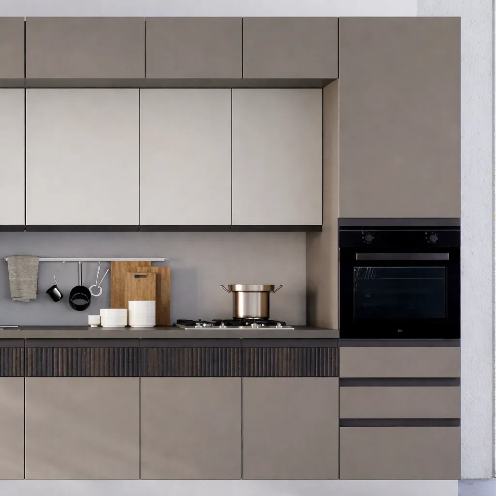 Cucina Zen 360 cm con ante cachemire e basalto, top effetto fango, gola integrata, elettrodomestici Candy inclusi, design moderno e componibile.