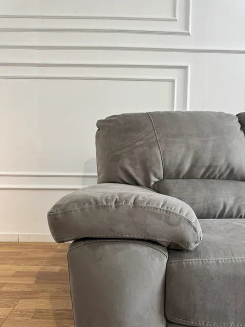 Divano 2 posti PETER in tessuto Krome color Cream o Elephant, con imbottitura ergonomica e struttura in legno. Stile moderno e qualità Made in Italy.