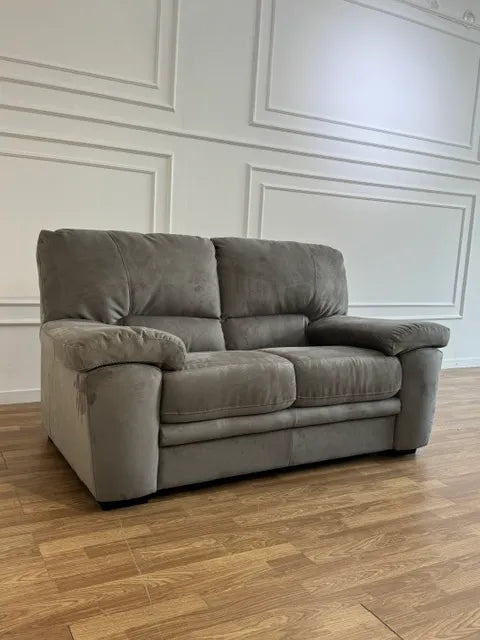 Divano 2 posti PETER in tessuto Krome color Cream o Elephant, con imbottitura ergonomica e struttura in legno. Stile moderno e qualità Made in Italy.