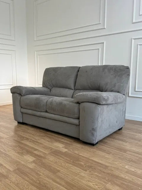 Divano 2 posti PETER in tessuto Krome color Cream o Elephant, con imbottitura ergonomica e struttura in legno. Stile moderno e qualità Made in Italy.