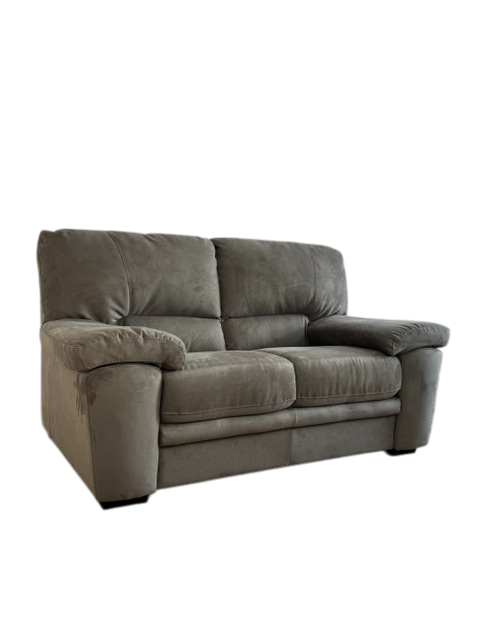 Divano 2 posti PETER in tessuto Krome color Cream o Elephant, con imbottitura ergonomica e struttura in legno. Stile moderno e qualità Made in Italy.