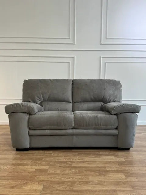 Divano 2 posti PETER in tessuto Krome color Cream o Elephant, con imbottitura ergonomica e struttura in legno. Stile moderno e qualità Made in Italy.