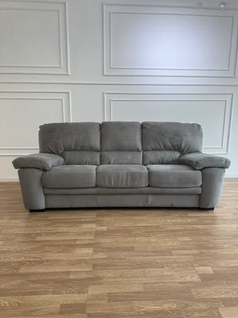 Divano 3 posti PETER in tessuto Krome con struttura in legno, imbottitura ergonomica e design moderno. Disponibile nei colori Cream ed Elephant.