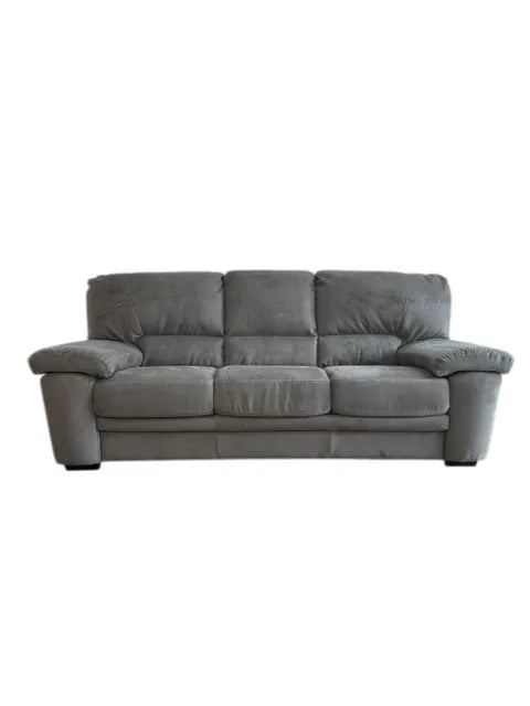 Divano 3 posti PETER in tessuto Krome con struttura in legno, imbottitura ergonomica e design moderno. Disponibile nei colori Cream ed Elephant.