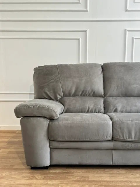 Divano 3 posti PETER in tessuto Krome con struttura in legno, imbottitura ergonomica e design moderno. Disponibile nei colori Cream ed Elephant.