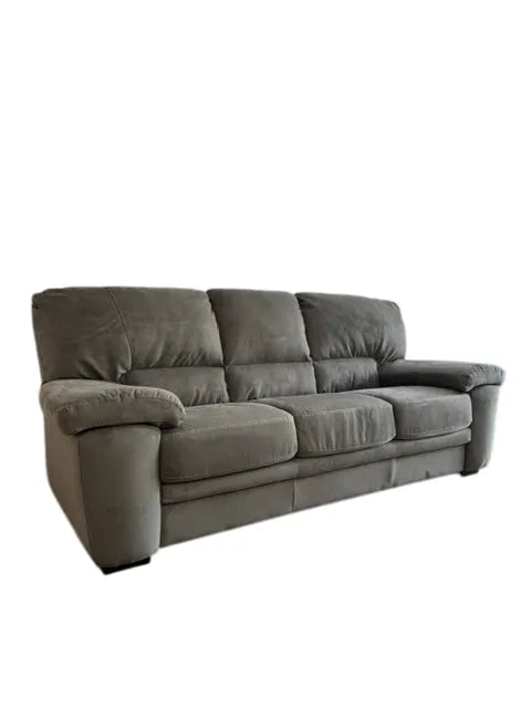 Divano 3 posti PETER in tessuto Krome con struttura in legno, imbottitura ergonomica e design moderno. Disponibile nei colori Cream ed Elephant.