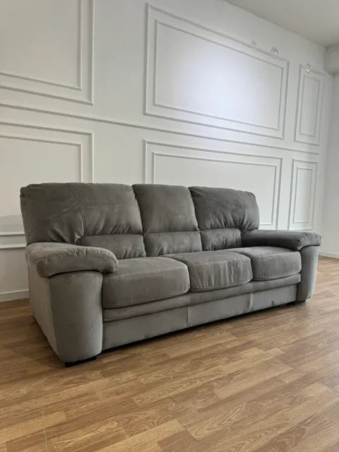 Divano 3 posti PETER in tessuto Krome con struttura in legno, imbottitura ergonomica e design moderno. Disponibile nei colori Cream ed Elephant.