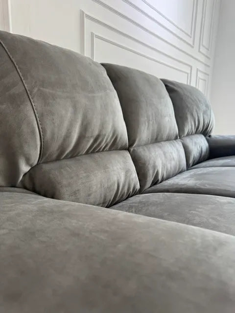 Divano 3 posti PETER in tessuto Krome con struttura in legno, imbottitura ergonomica e design moderno. Disponibile nei colori Cream ed Elephant.