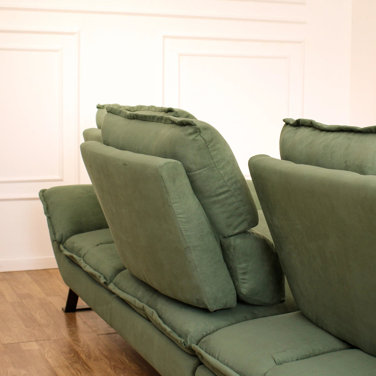 Divano angolare Chicago 304x170 cm con chaise longue, schienali traslanti, rivestimento vellutato e piedini in metallo nero. Eleganza e comfort moderni.