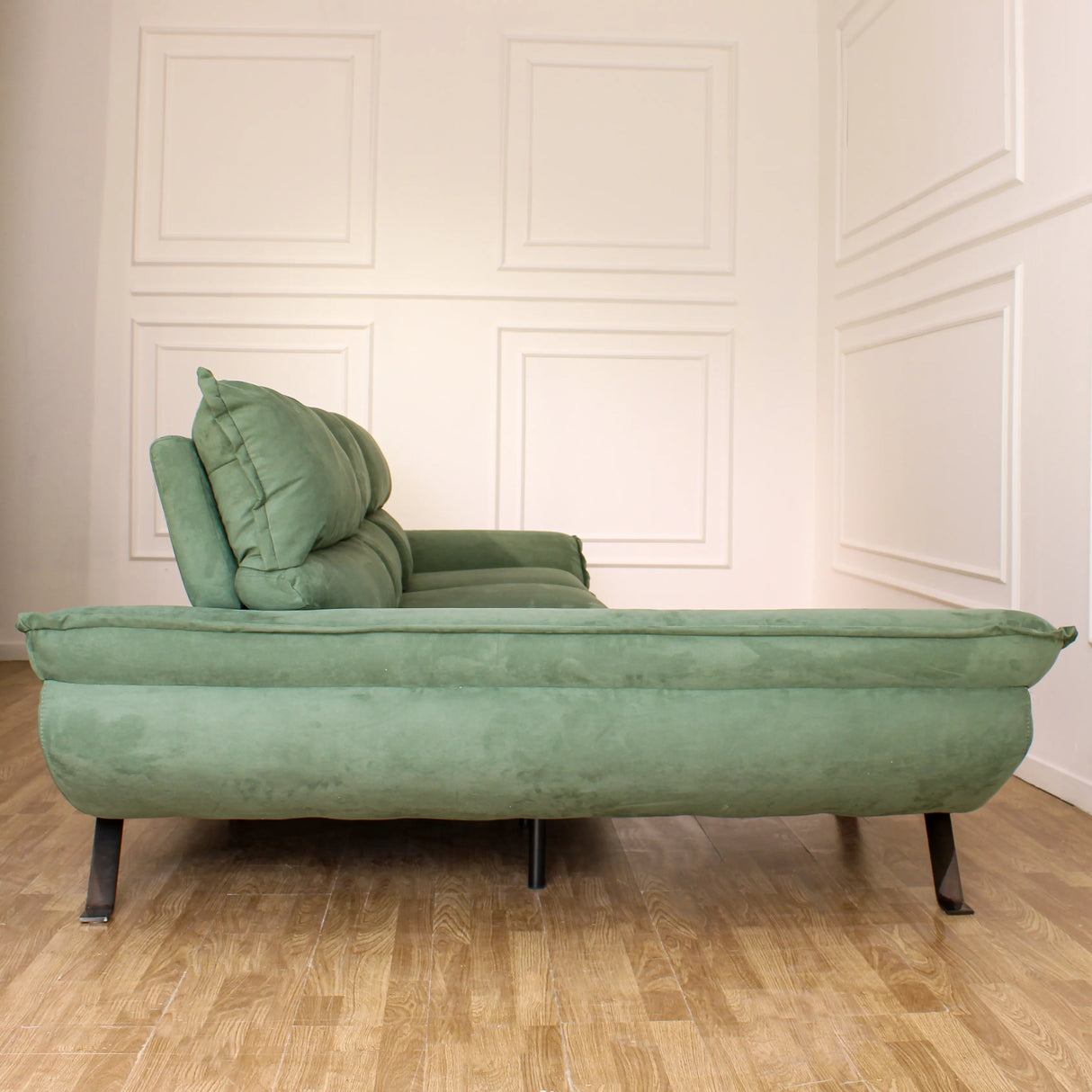 Divano angolare Chicago 304x170 cm con chaise longue, schienali traslanti, rivestimento vellutato e piedini in metallo nero. Eleganza e comfort moderni.