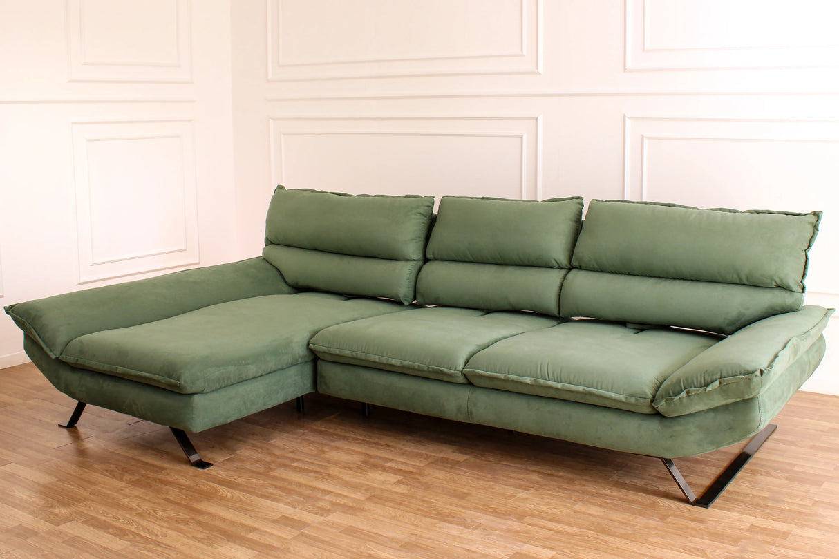 Divano angolare Chicago 304x170 cm con chaise longue, schienali traslanti, rivestimento vellutato e piedini in metallo nero. Eleganza e comfort moderni.