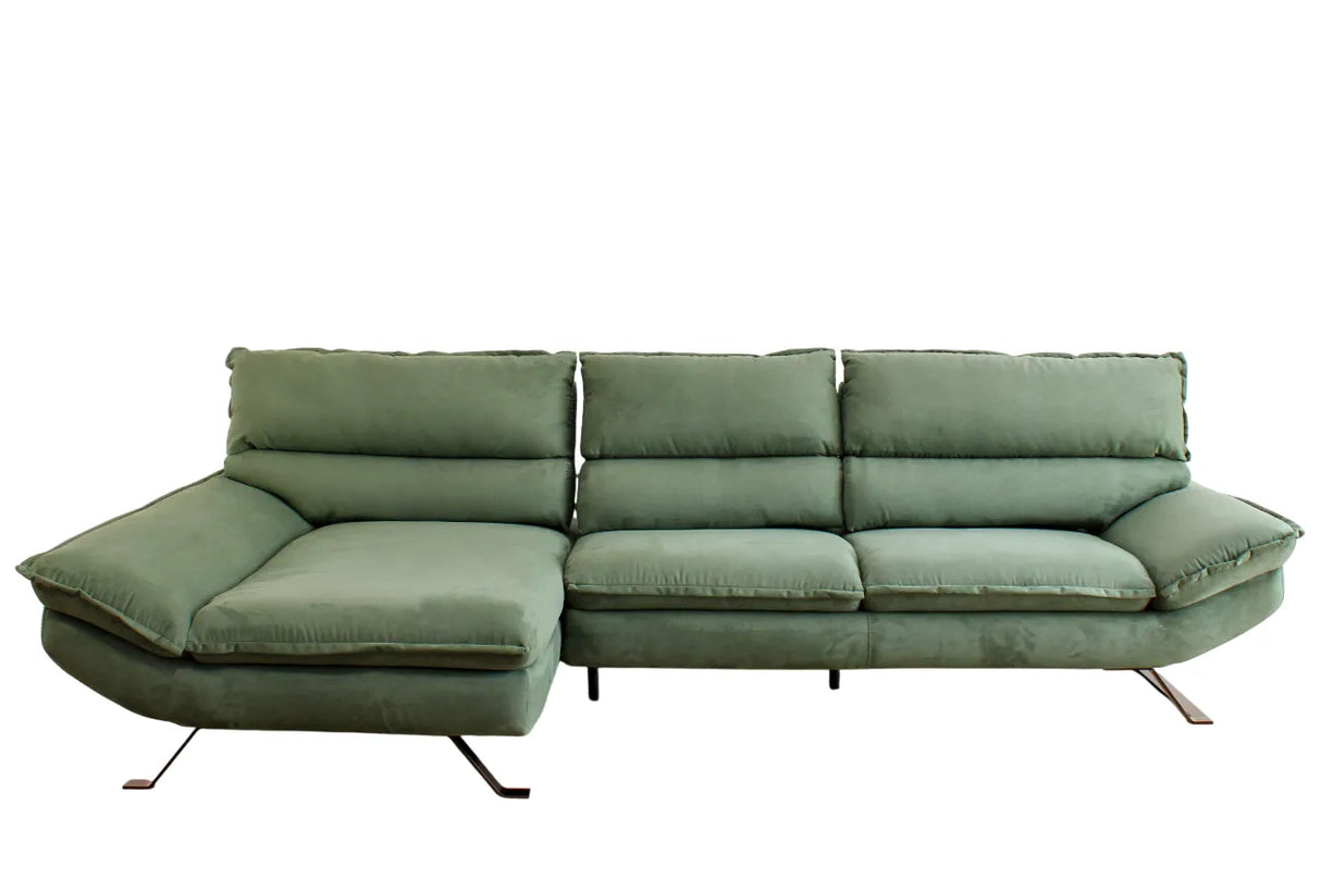 Divano angolare Chicago 304x170 cm con chaise longue, schienali traslanti, rivestimento vellutato e piedini in metallo nero. Eleganza e comfort moderni.