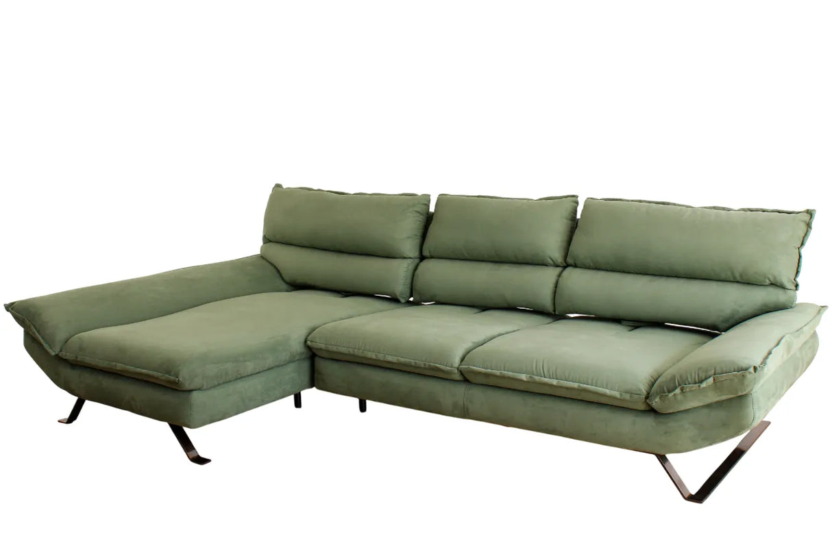 Divano angolare Chicago 304x170 cm con chaise longue, schienali traslanti, rivestimento vellutato e piedini in metallo nero. Eleganza e comfort moderni.