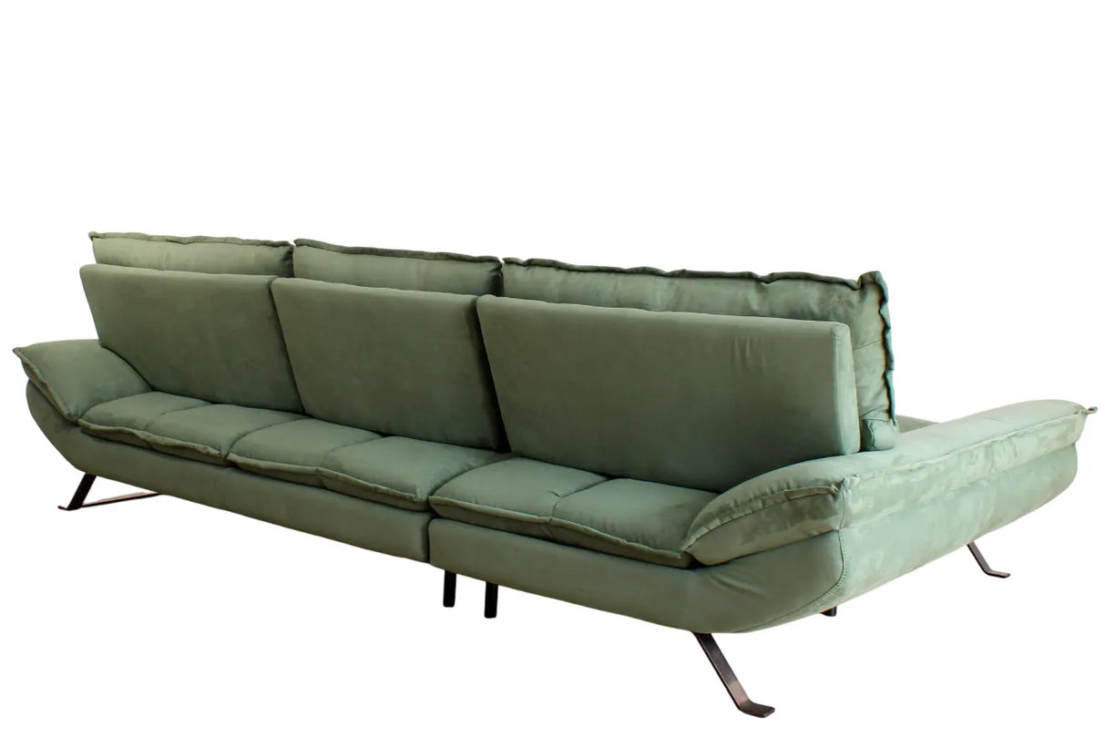 Divano angolare Chicago 304x170 cm con chaise longue, schienali traslanti, rivestimento vellutato e piedini in metallo nero. Eleganza e comfort moderni.