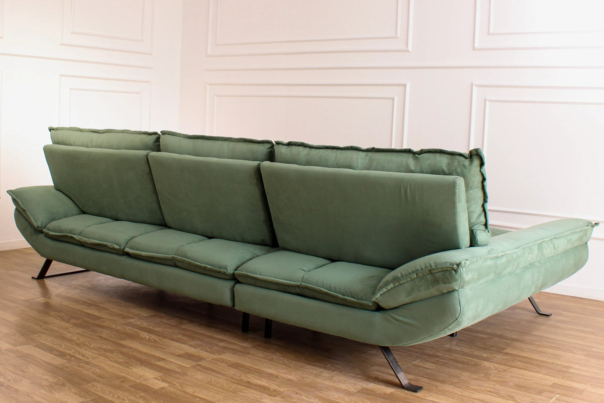 Divano angolare Chicago 304x170 cm con chaise longue, schienali traslanti, rivestimento vellutato e piedini in metallo nero. Eleganza e comfort moderni.