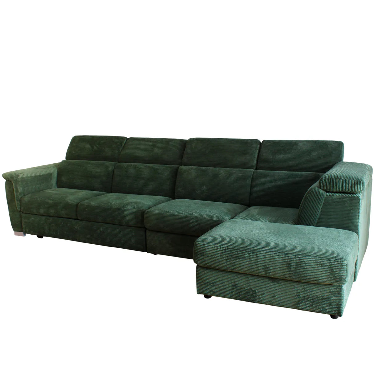 Divano angolare Monaco con letto estraibile a delfino, poggiatesta reclinabili, pouf contenitore e opzione poltrona reclinabile. Comfort e design per il soggiorno.