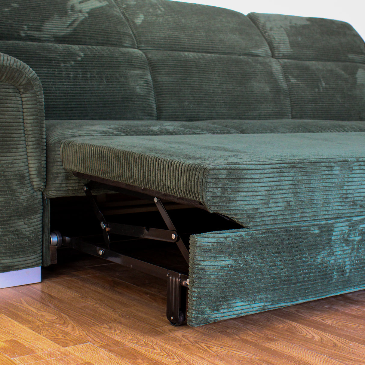 Divano angolare Monaco con letto estraibile a delfino, poggiatesta reclinabili, pouf contenitore e opzione poltrona reclinabile. Comfort e design per il soggiorno.