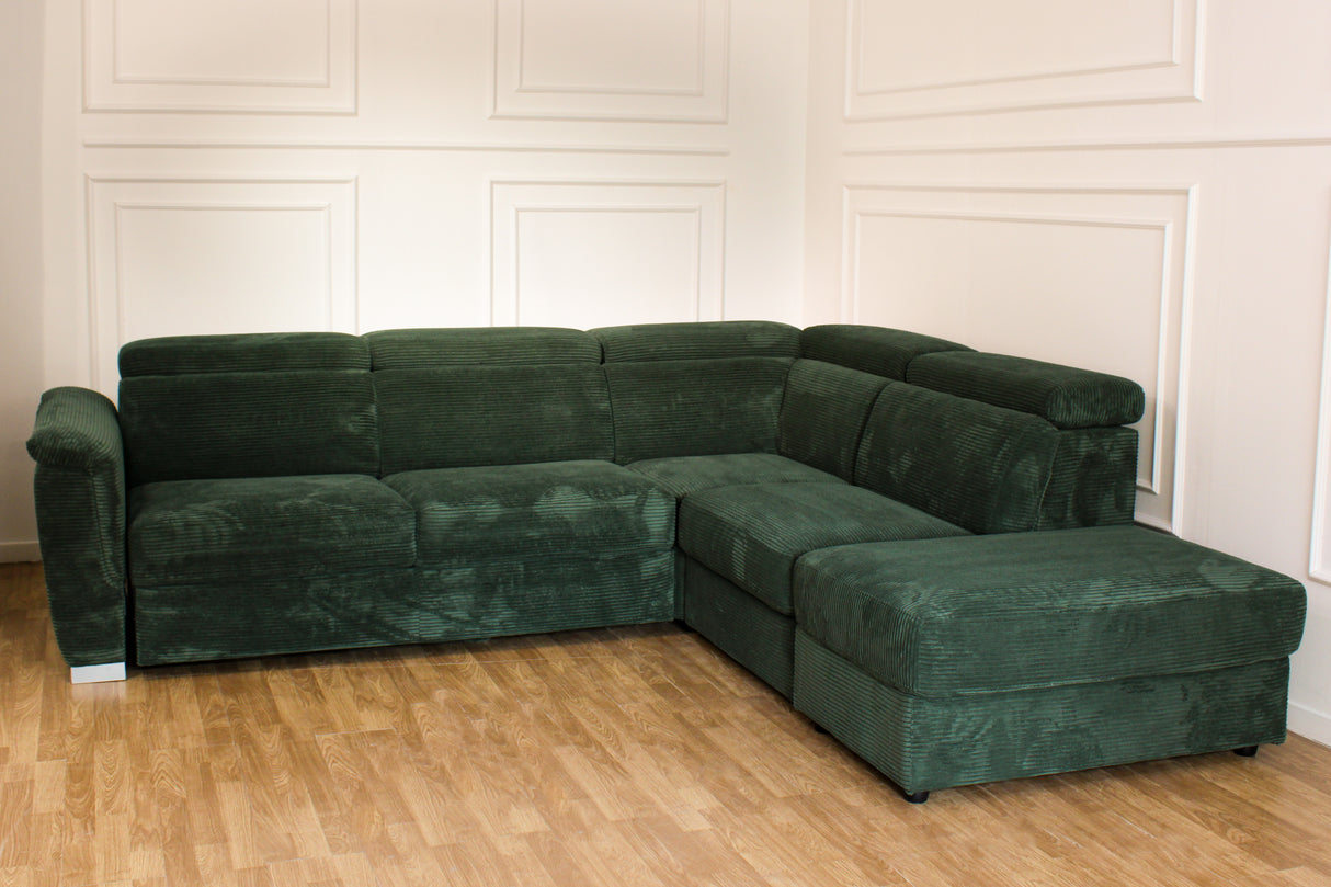 Divano angolare Monaco con letto estraibile a delfino, poggiatesta reclinabili, pouf contenitore e opzione poltrona reclinabile. Comfort e design per il soggiorno.