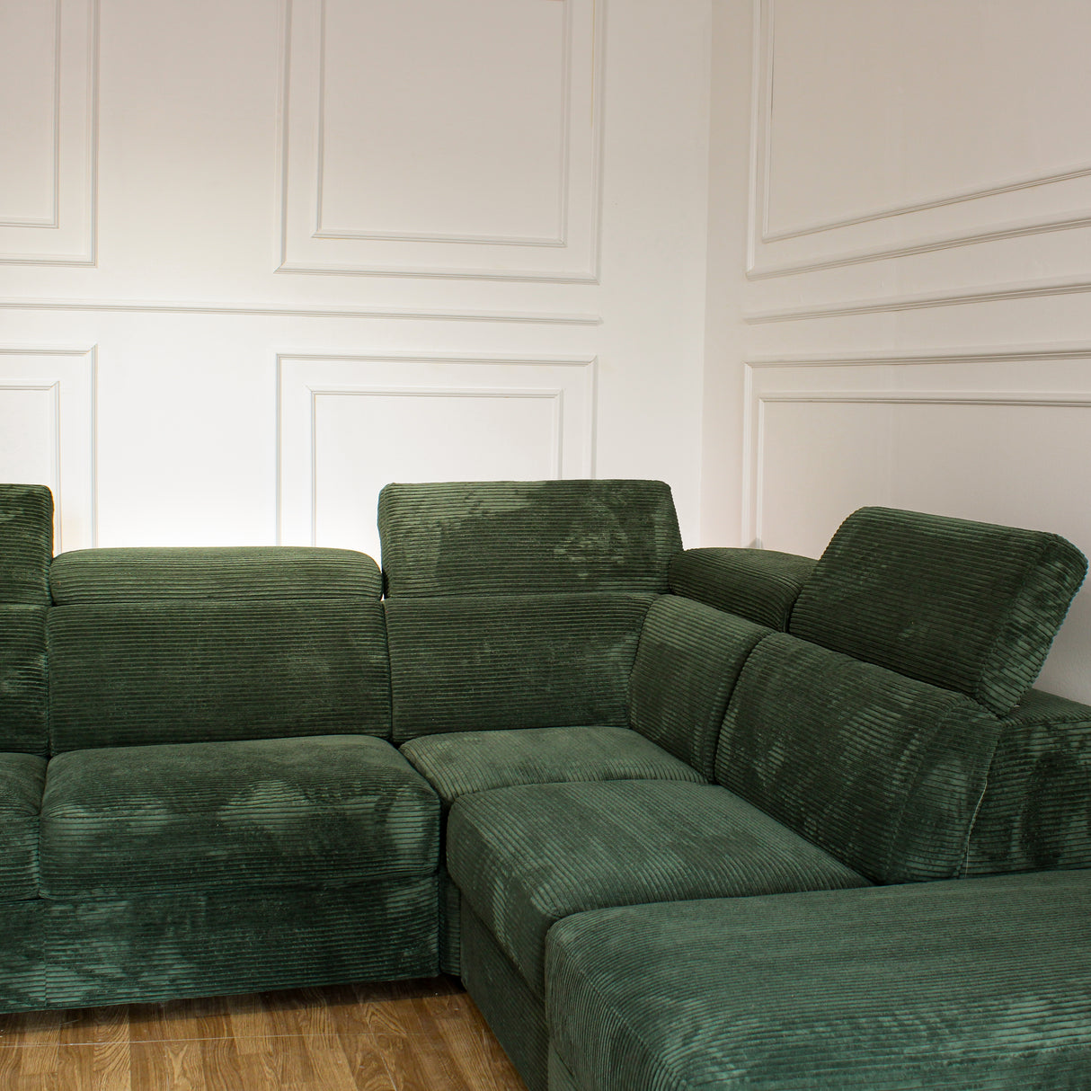 Divano angolare Monaco con letto estraibile a delfino, poggiatesta reclinabili, pouf contenitore e opzione poltrona reclinabile. Comfort e design per il soggiorno.